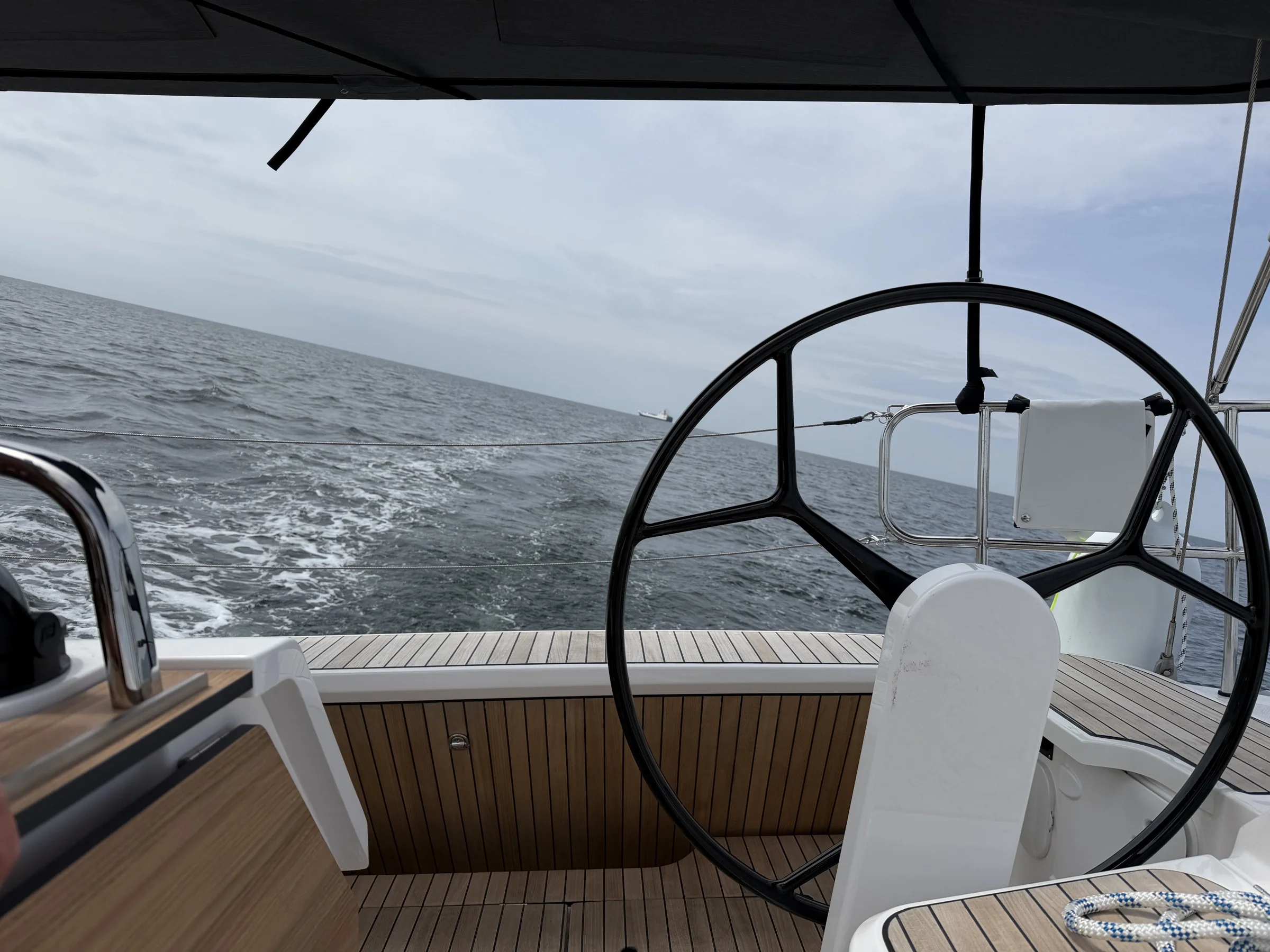 Cockpit mit Steuerrad – Kielwasser der Ostsee