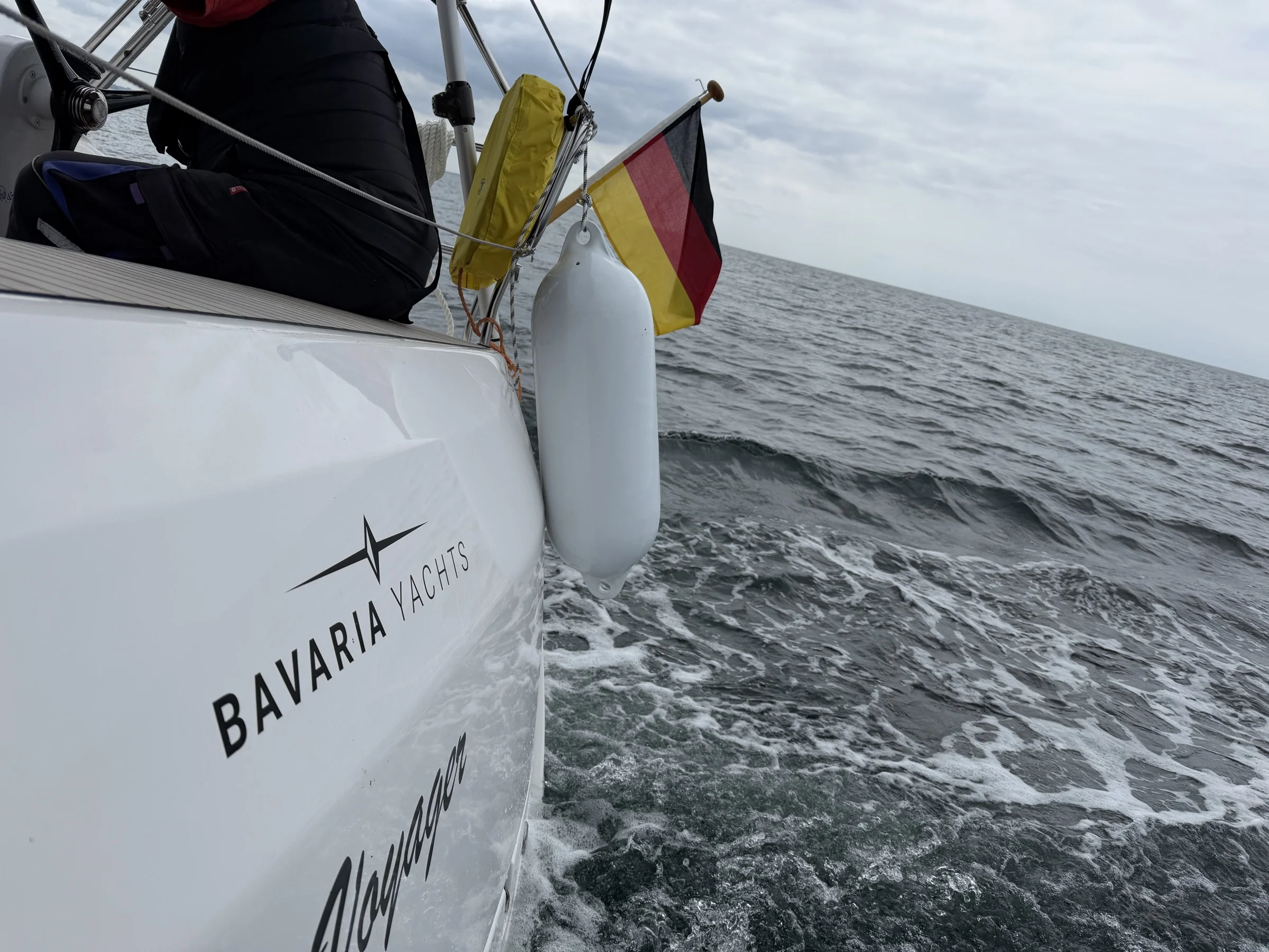 Rumpf mit Bavaria Yachts Schriftzug unter Segeln