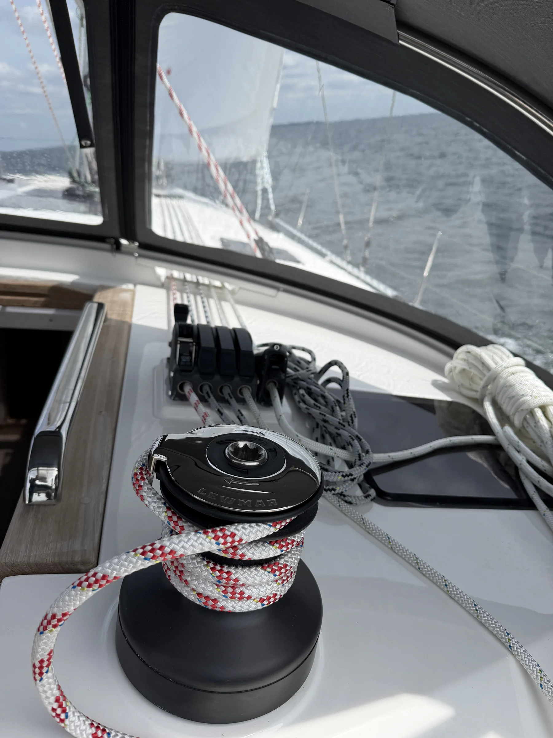Lewmar Winsch und Schoten im Cockpit