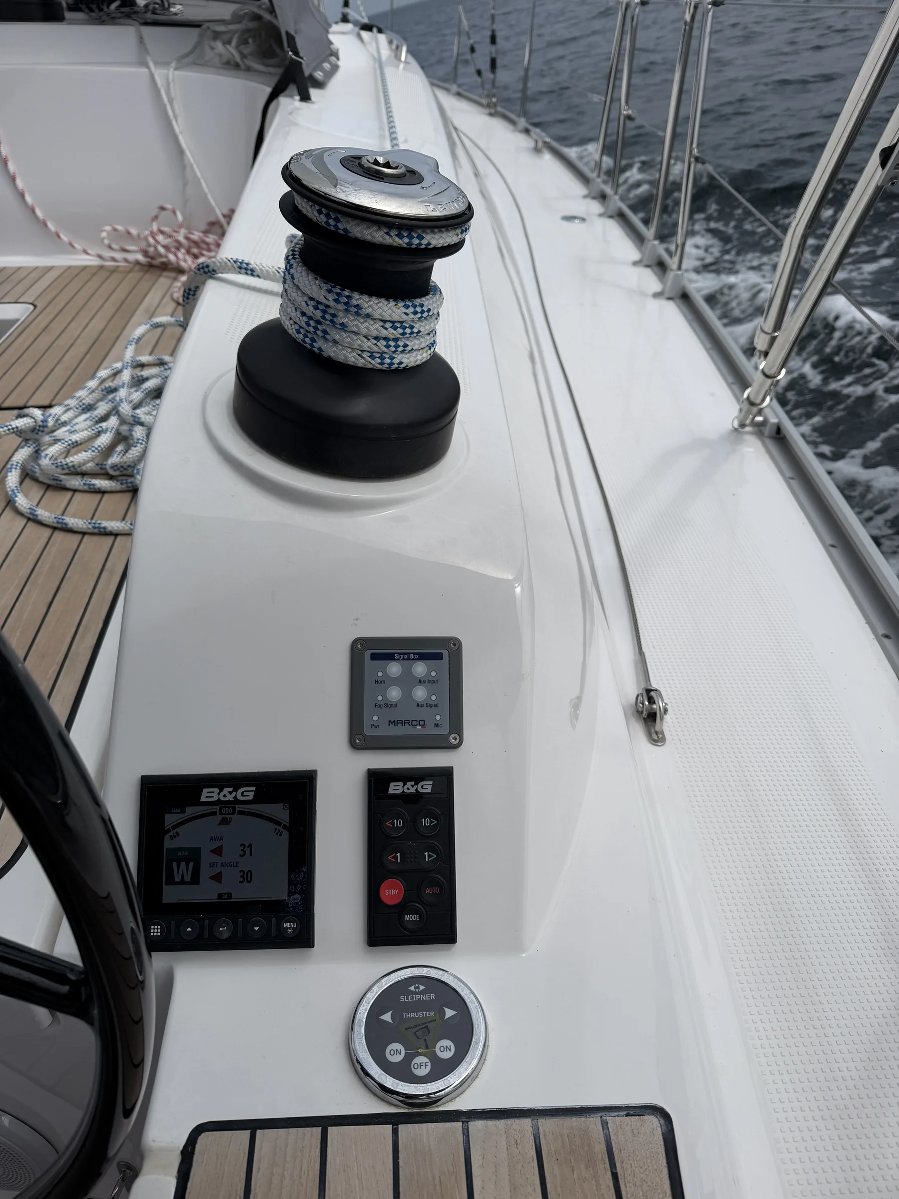 B&G Navigation und Autopilot am Steuerstand