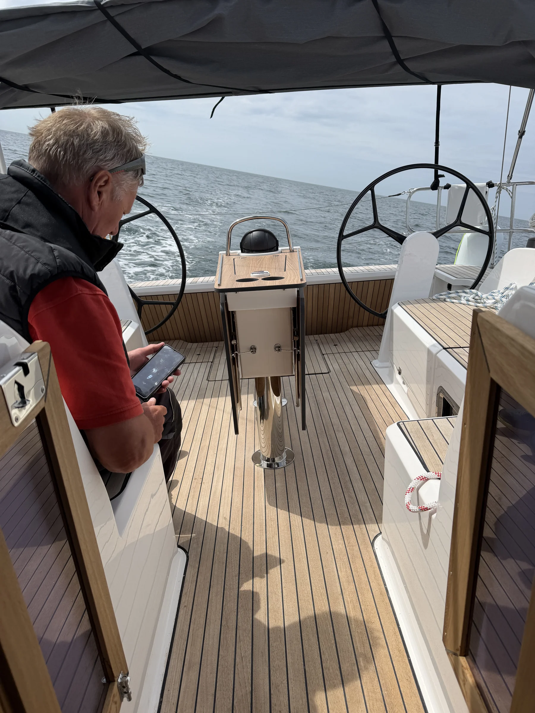 Entspannen im Cockpit auf See