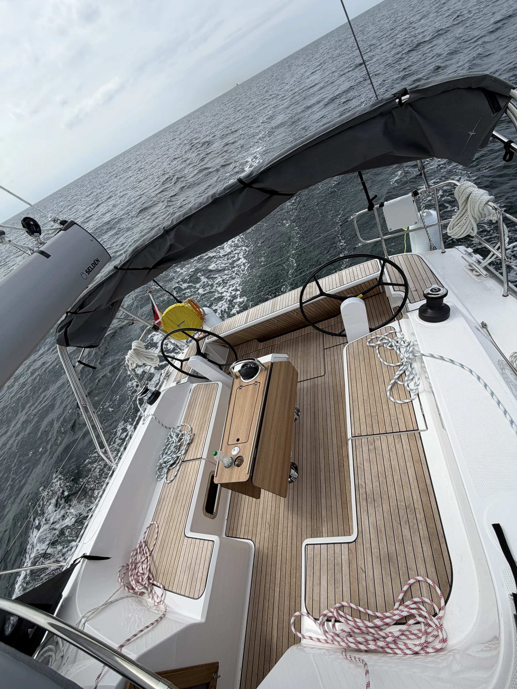 Vogelperspektive auf das Cockpit unter Segeln