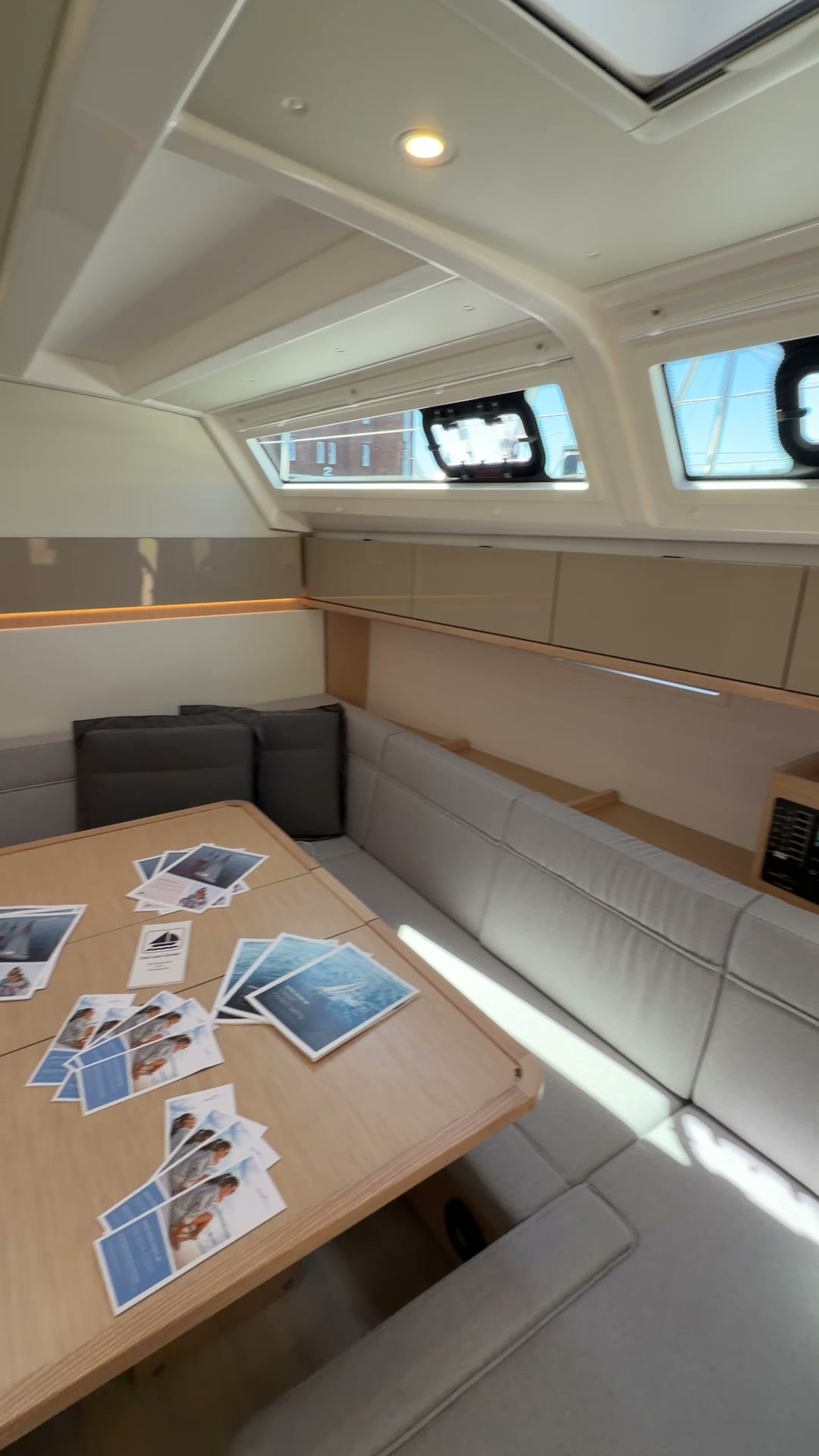 Cockpit der Bavaria Voyager 45 – Sonnenlicht im Cockpit