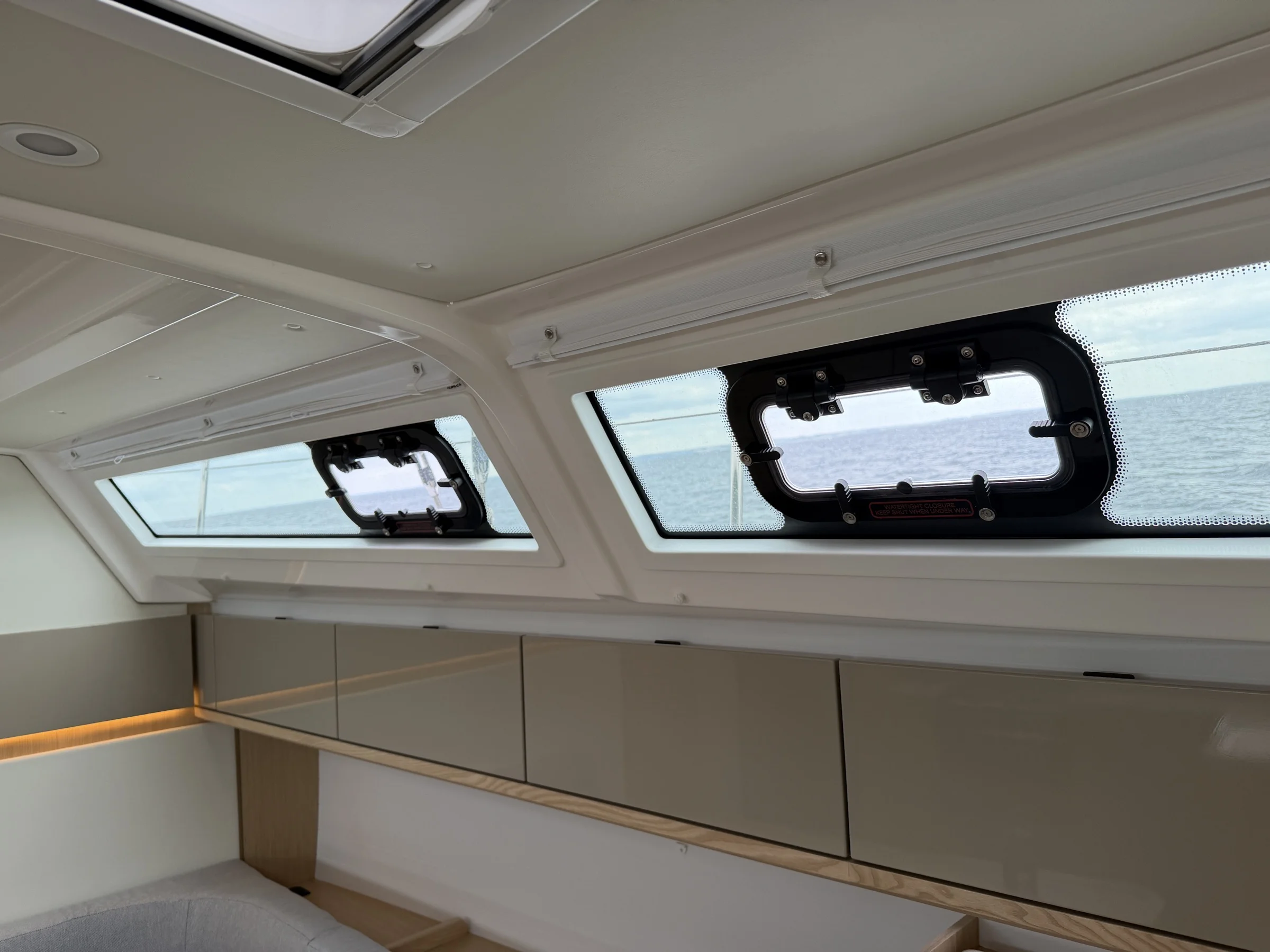 Panoramafenster im Salon – Blick auf die Ostsee