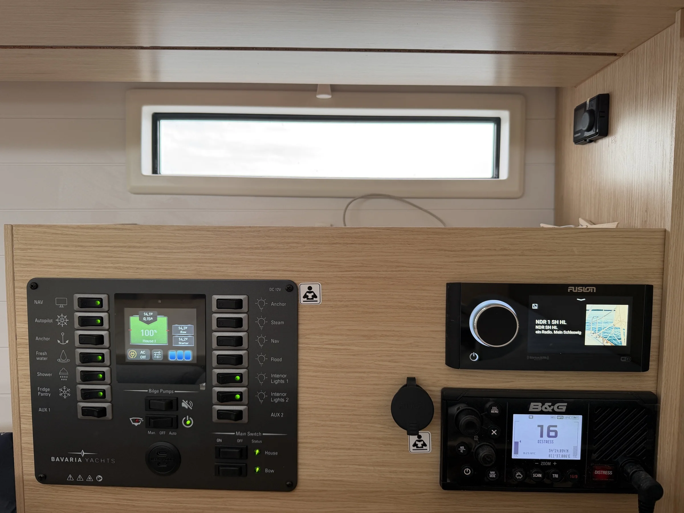 Elektronikcenter: Bavaria Schaltpanel, Fusion Stereo und B&G Funk