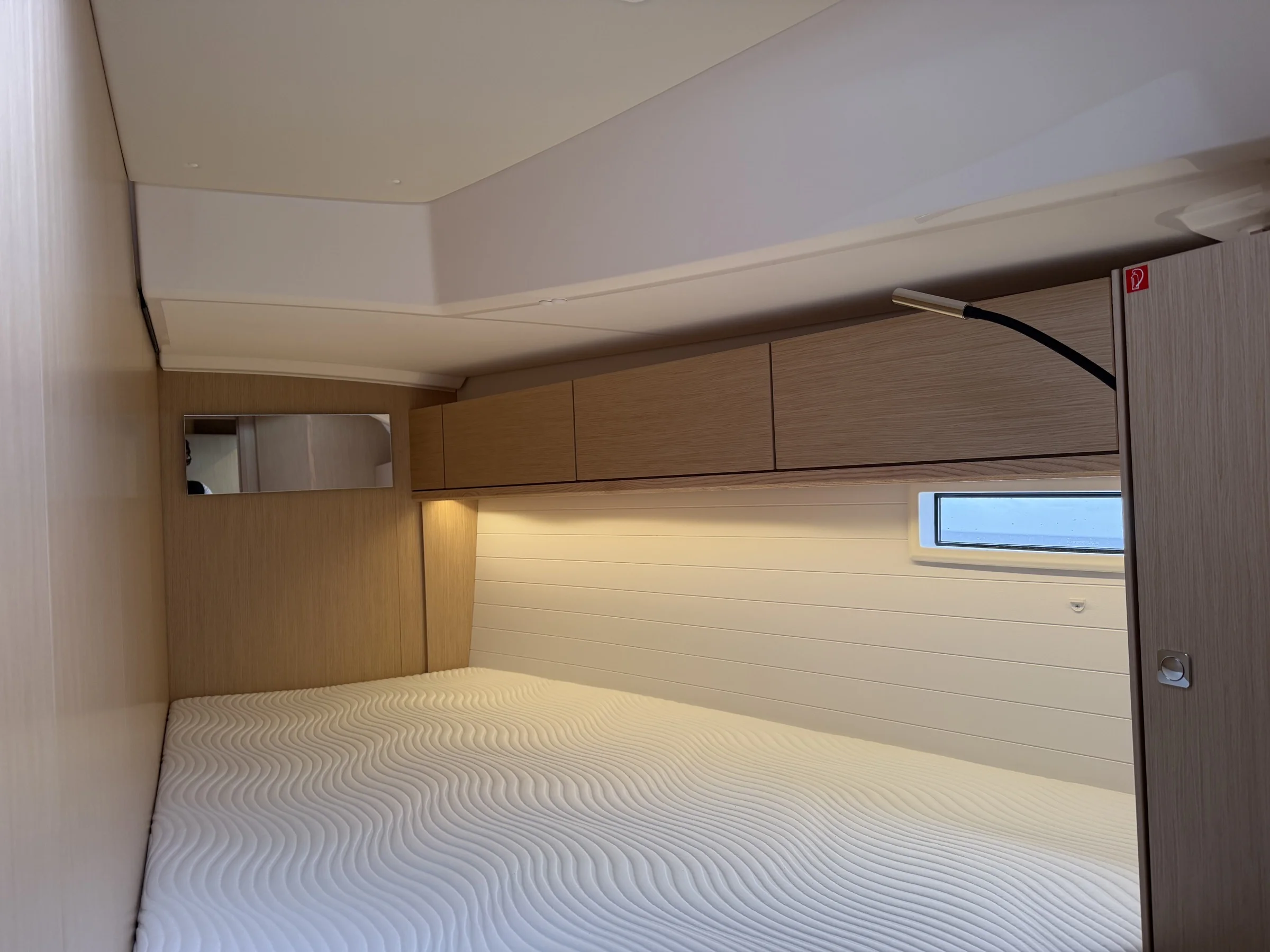 Heckkabine – Bett mit Decksstauraum und Leselampe