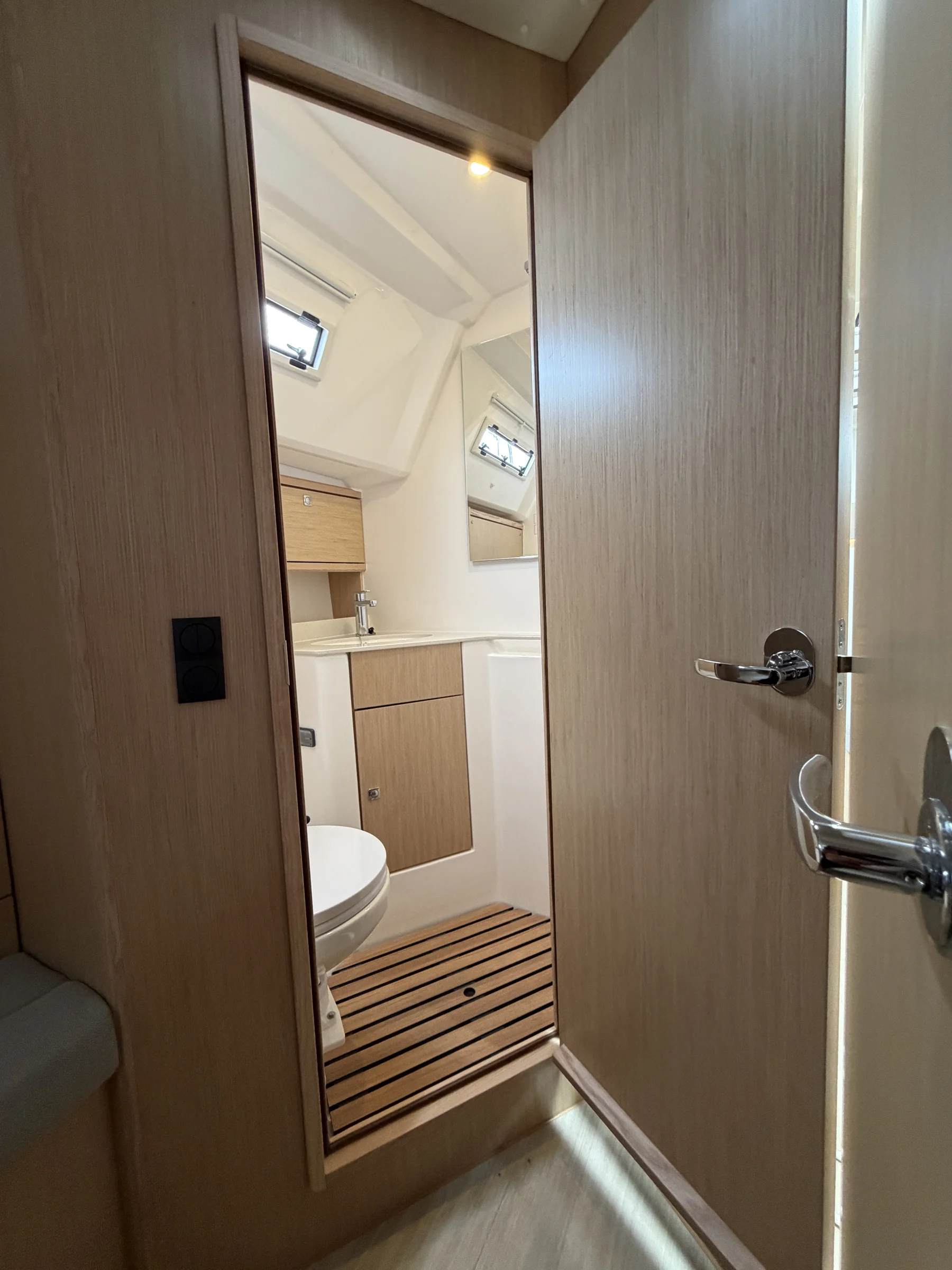 Nasszelle mit Teakboden, Dusche und WC