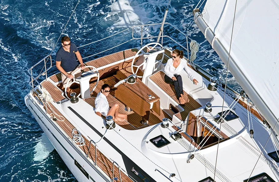 Cockpit der Bavaria Voyager 45 – Doppelsteuerstand mit Bimini