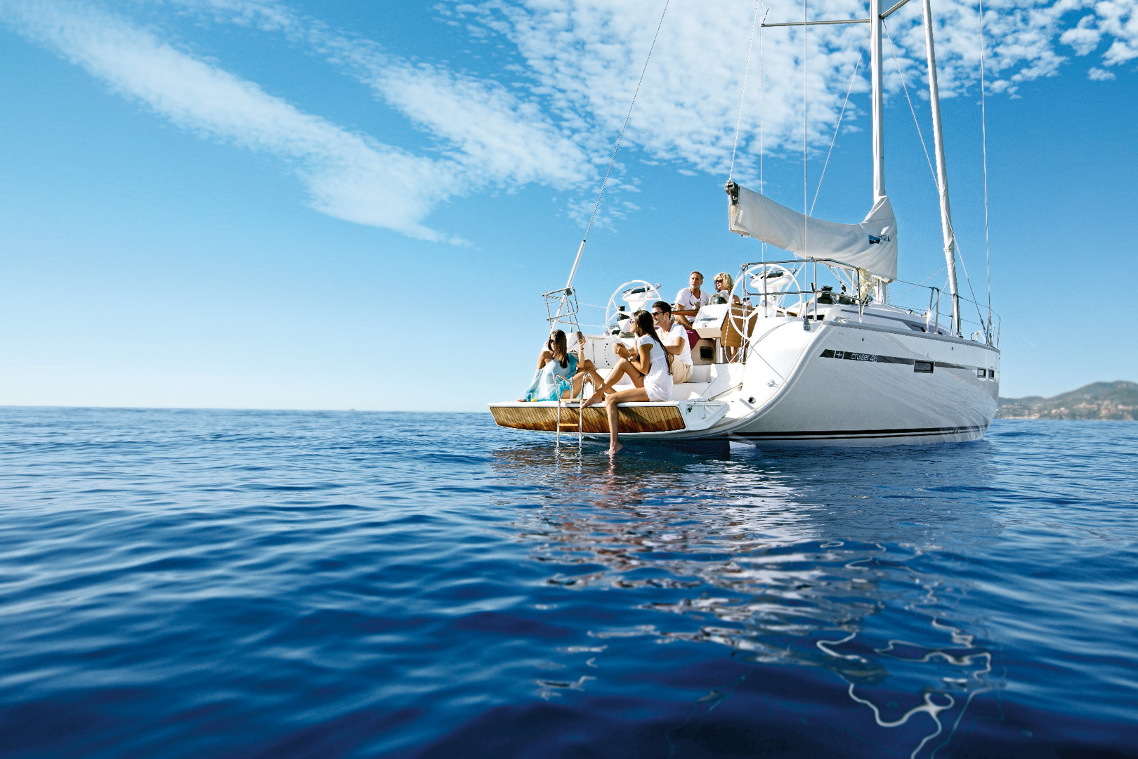 Bavaria Voyager 45 – Rumpf und Deck von vorne