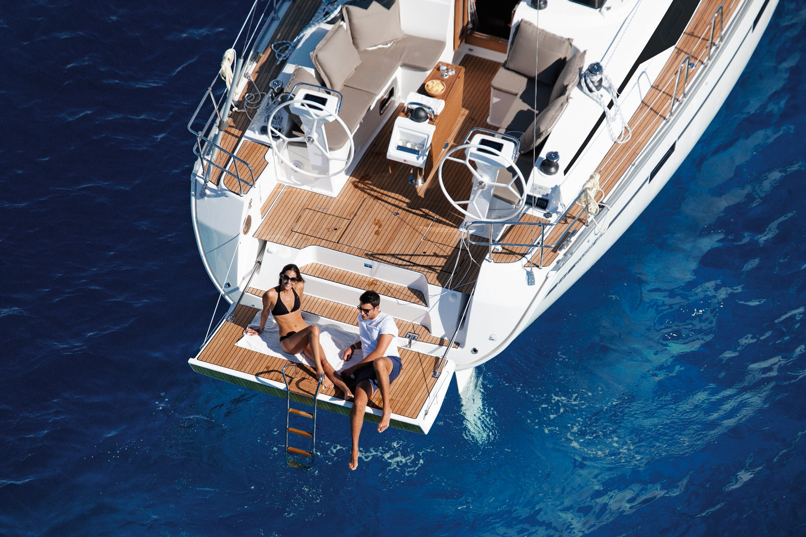 Bavaria Voyager 45 – Heckbereich mit Badeplattform